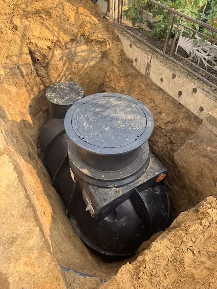 Flachtank mit Domschacht fertig eingebaut, Baugrube verfüllt