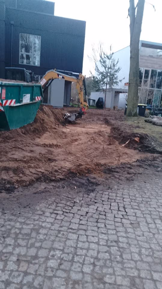 Bagger koffert den Unterbau für die Zufahrt aus wassergebundener Wegedecke aus