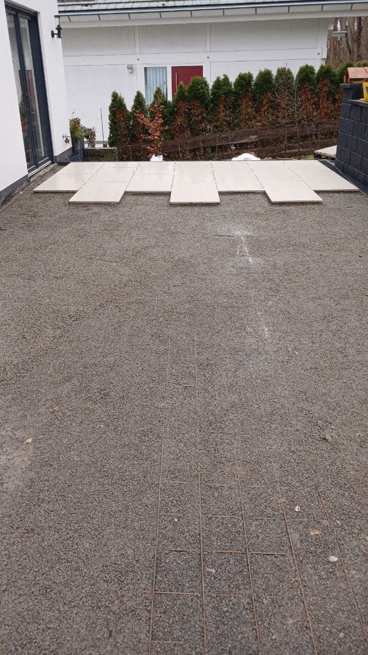 Bewehrte Betonplatte als Unterbau einer Terrasse, Bewehrungsmatte im Beton