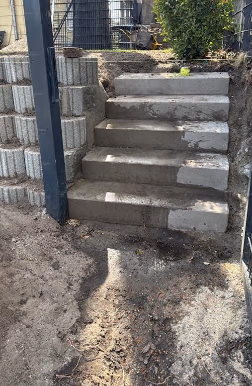 Kalksteinmauer und Blockstufen im Bau, Steine lagenweise versetzt