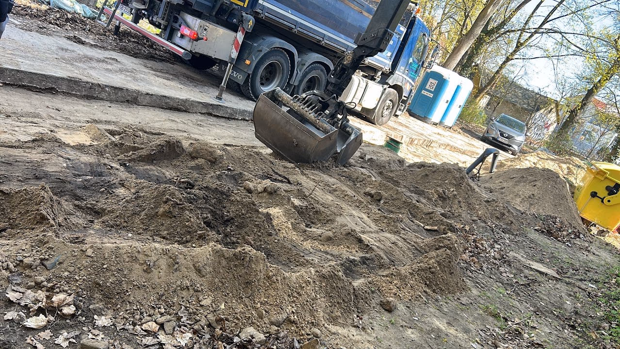 Bagger verlädt Bodenaushub direkt auf einen LKW