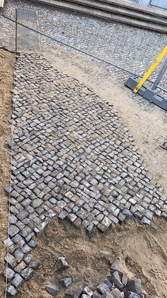 Blick von oben auf die Verlegung von Granit-Kleinpflaster im wilden Verband