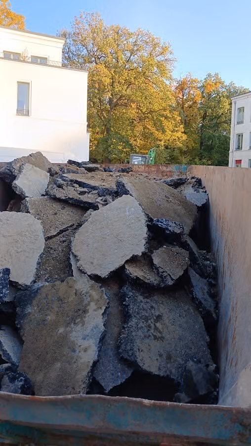Container gefüllt mit aufgebrochenen Asphalt- und Betonplatten aus dem Rückbau