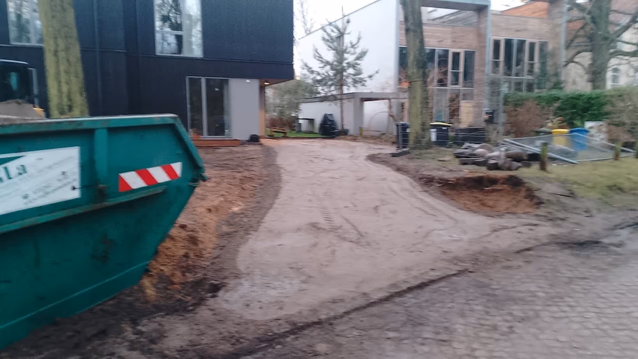 Absetzcontainer vor dem Neubau, Aushub und Abbruchmaterial getrennt zum Abtransport