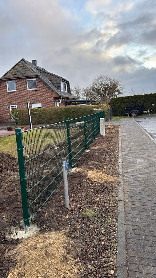 Fertig montierter grüner Doppelstabzaun entlang der Straße mit sauberer Flucht