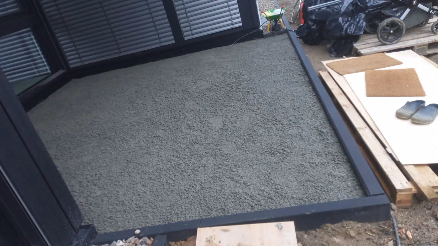 Fertig eingebautes Drainbett in der Randeinfassung vor dem Verlegen der Platten