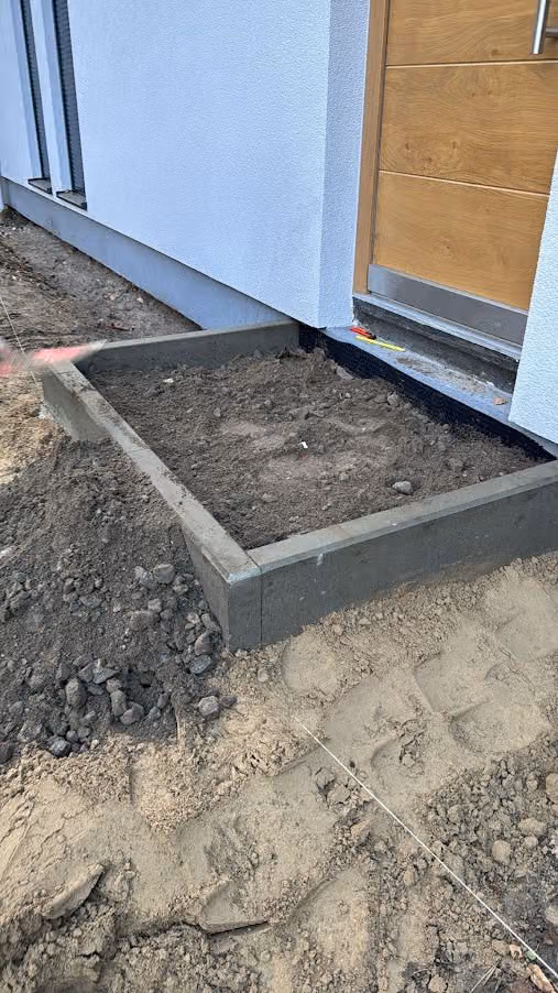 Gesetzte Einfassung des Eingangspodests, Fläche vor dem Einbau des Belags