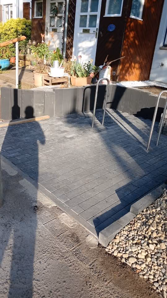 Gepflasterter Fahrradstellplatz mit Fahrradbügeln aus Edelstahl