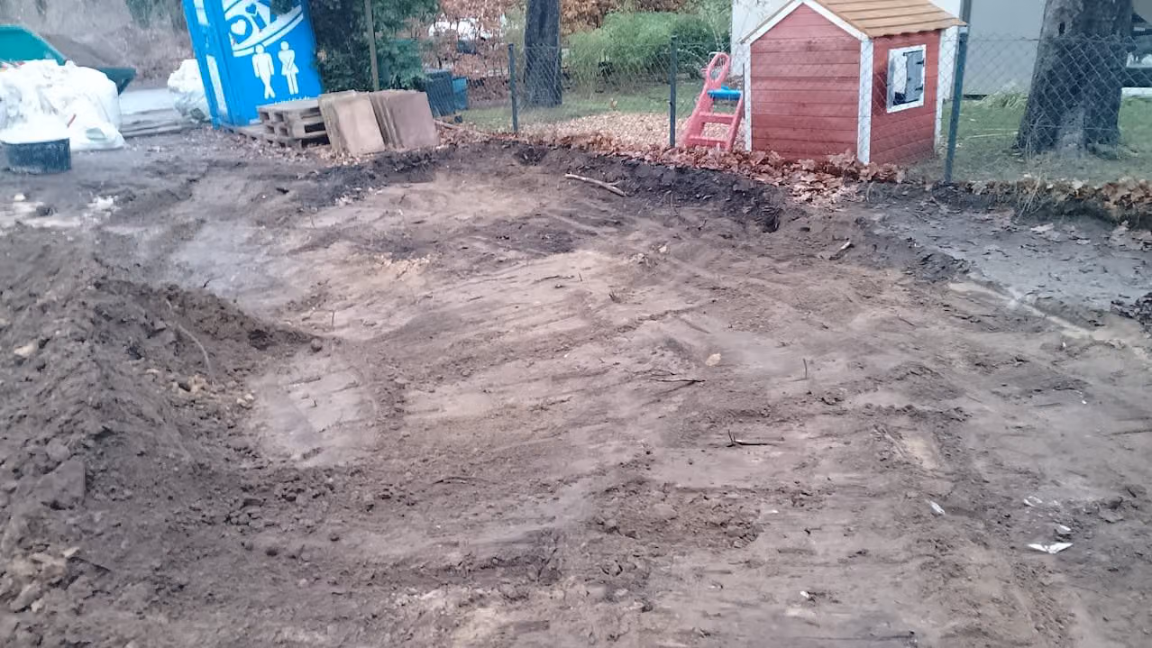 Abgezogenes Erdplanum im Hausgarten neben dem Spielhaus, vor dem Rasenaufbau