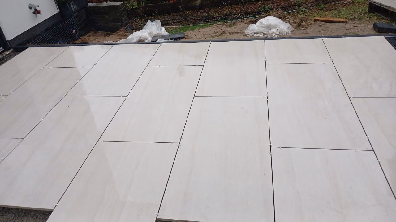 Gleichmäßiges Fugenbild einer verlegten Terrasse aus großformatigem Feinsteinzeug