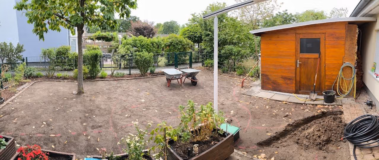 Panoramablick auf den Garten vor dem Rasenaufbau, Flächen bereits markiert