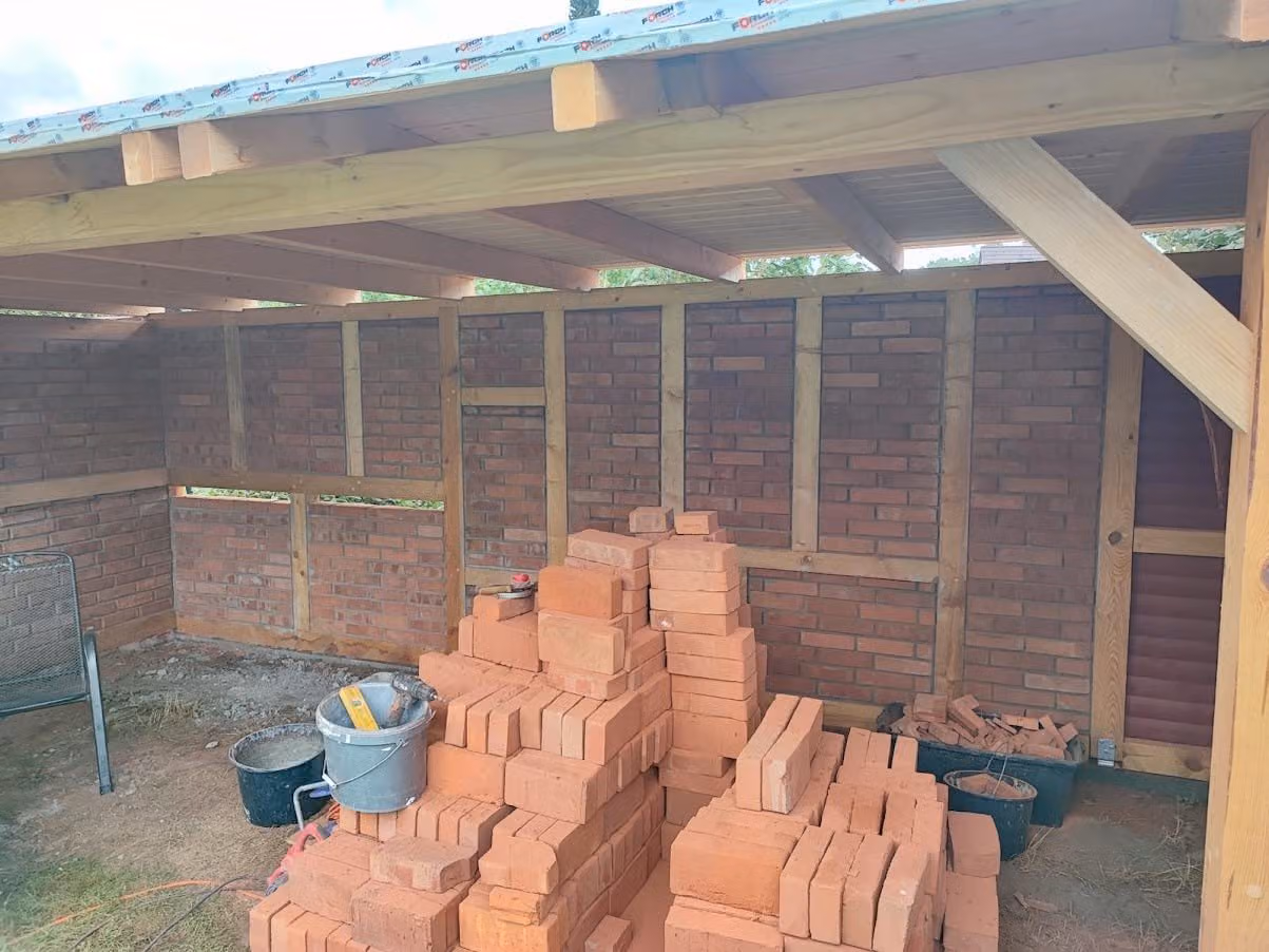 Gartenhaus mit Klinkerwänden und Holzständerwerk kurz vor der Fertigstellung