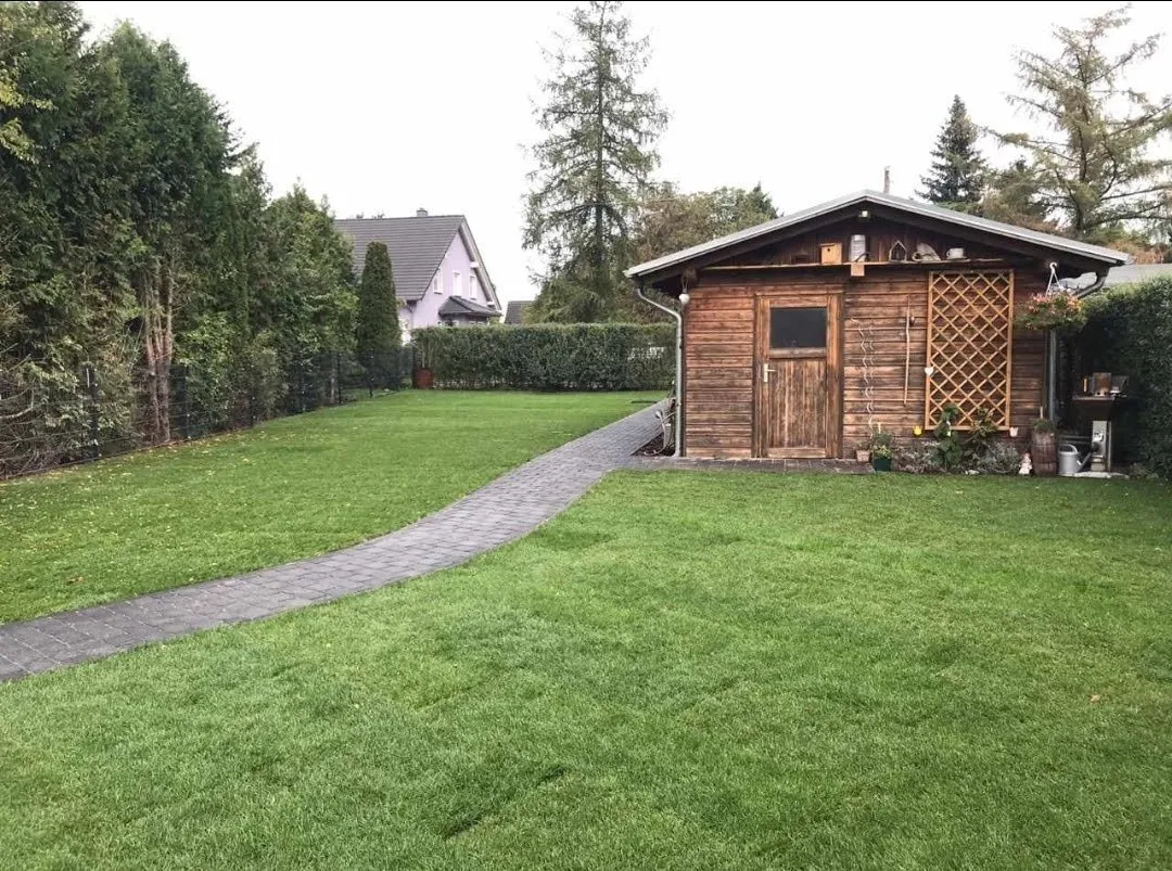 Fertig: Weg und Rasen übergeben