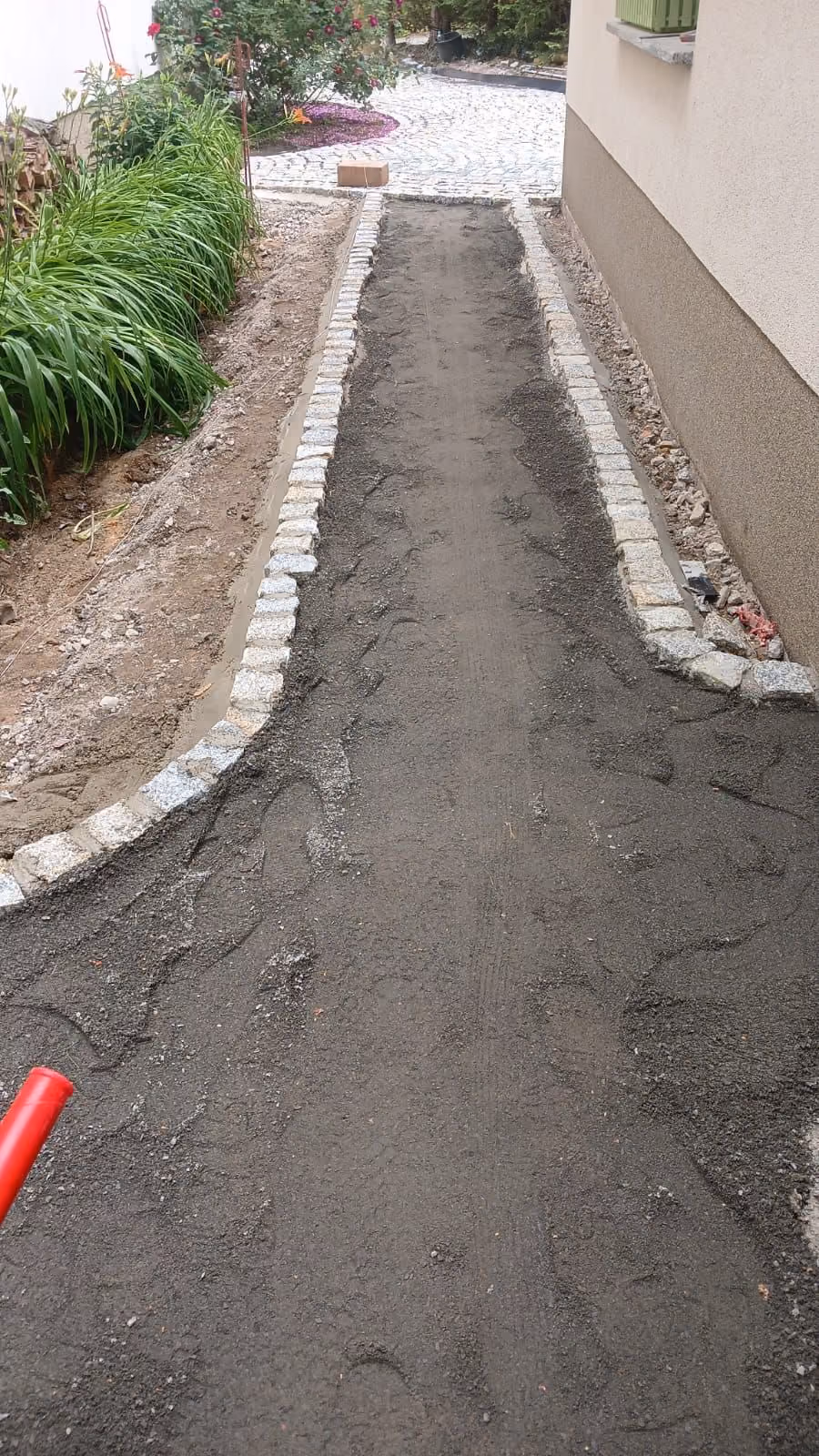 Gartenweg im Splittbett mit Kleinpflasterkante, Fläche eben und begehbar
