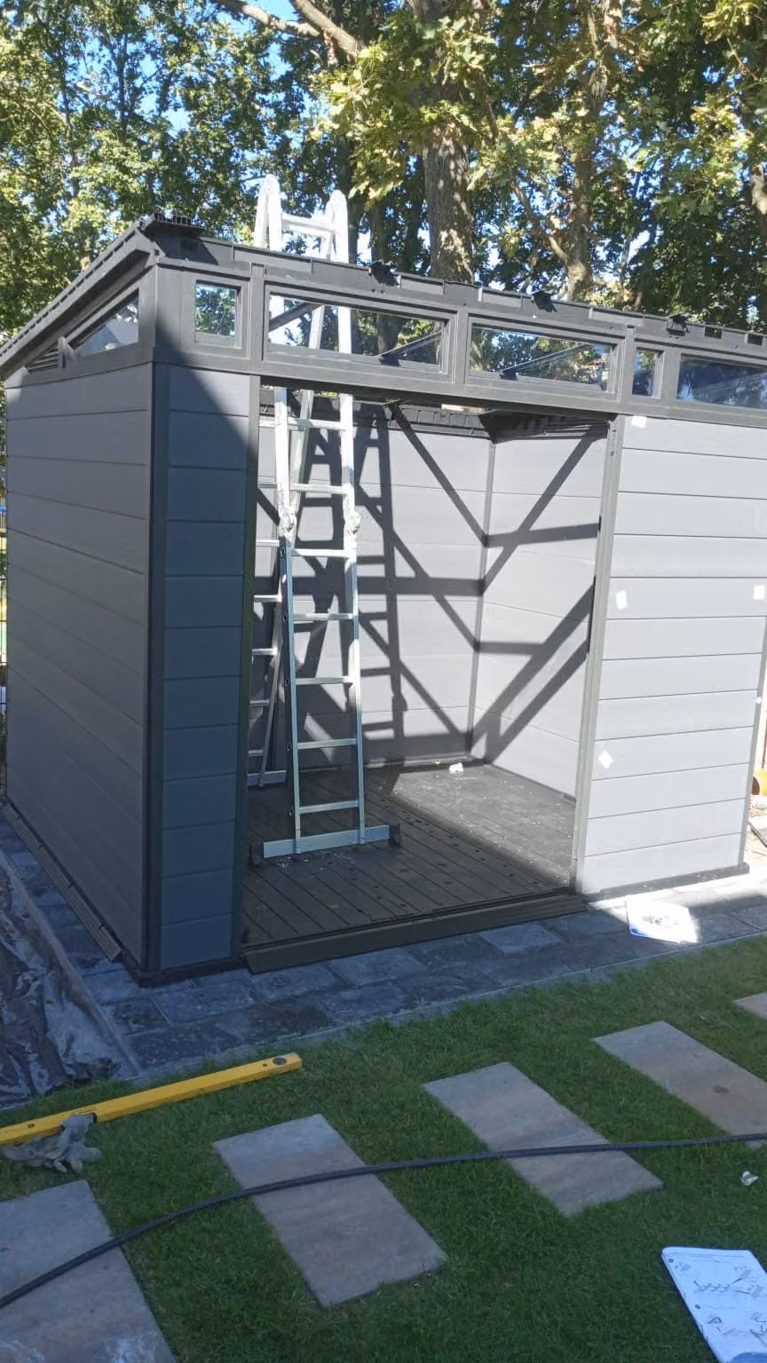 Gerätehaus im Aufbau auf dem fertigen Plattenfundament