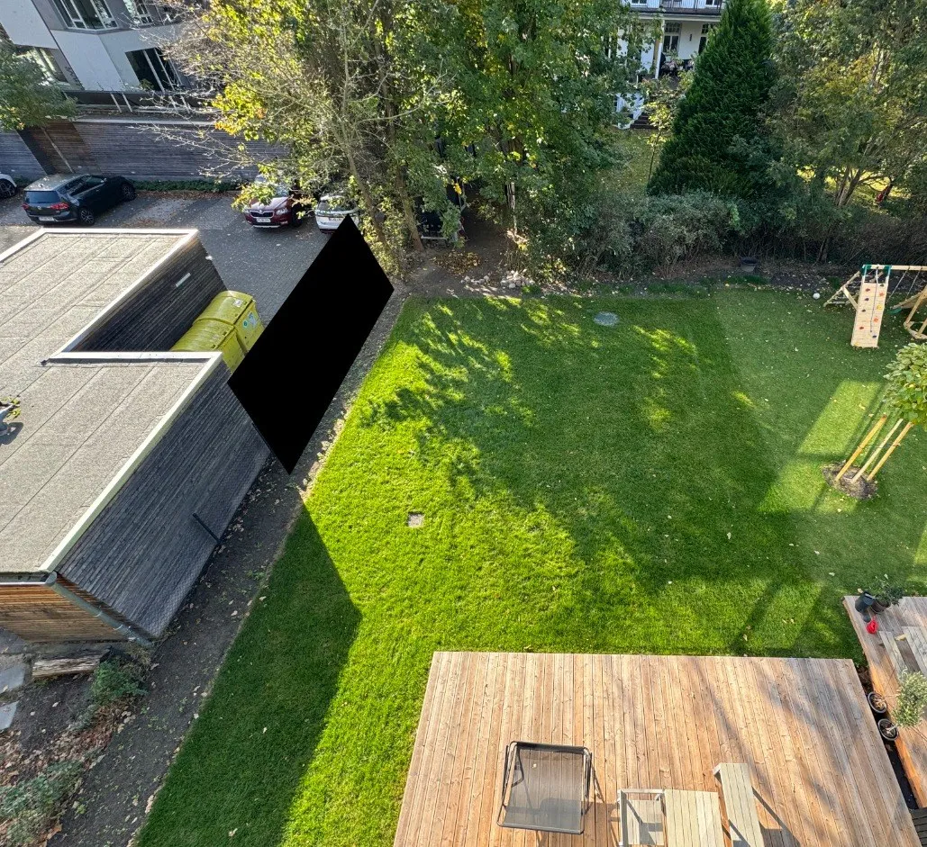 Fertiger Hausgarten mit Rasenfläche, Holzterrasse und Pflanzflächen am Haus