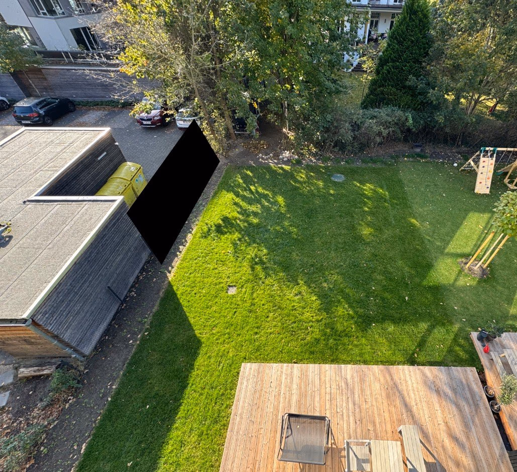 Fertig umgesetztes Gartenprojekt mit Rasenfläche und Holzterrasse am Wohnhaus