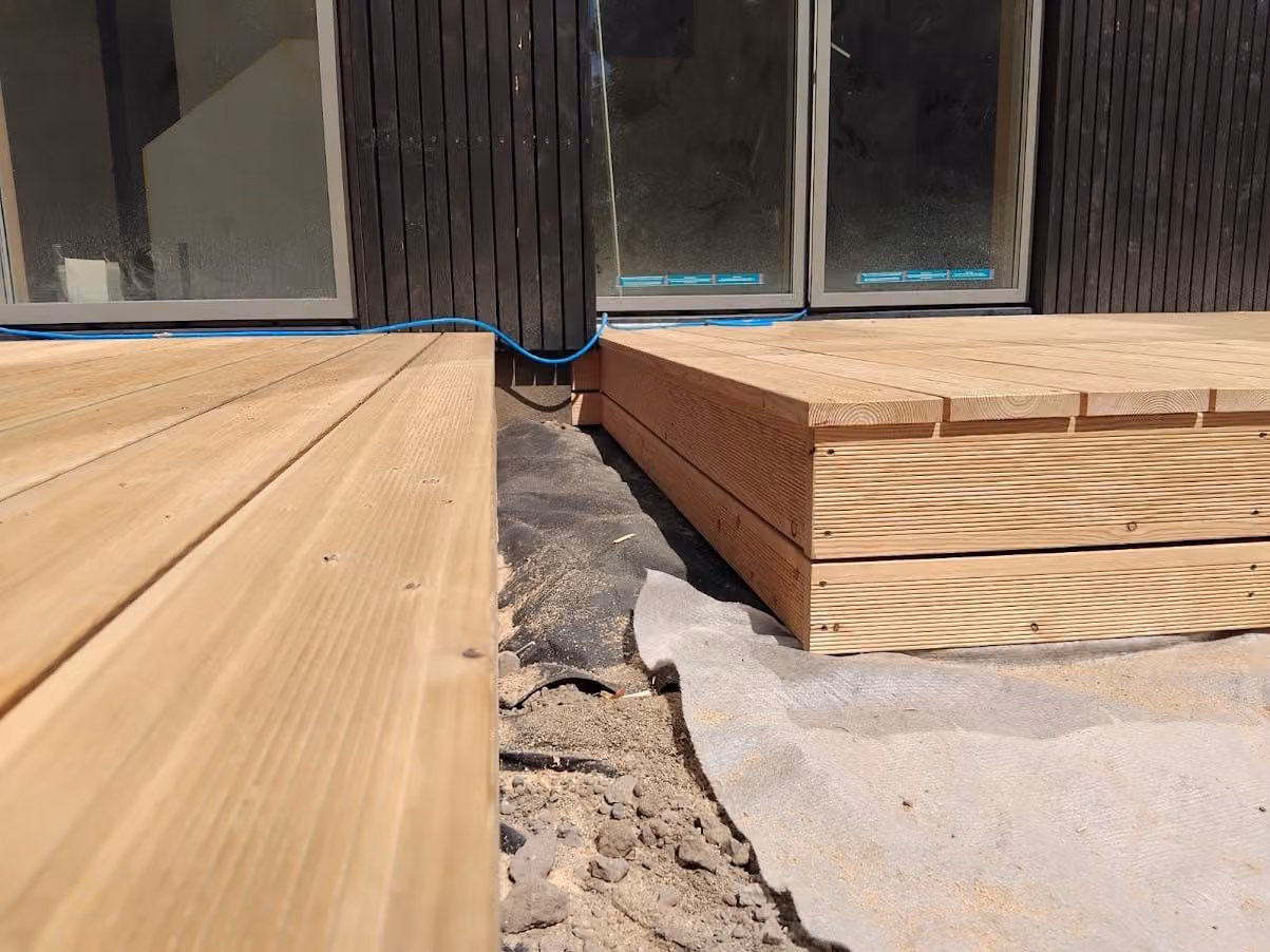 Anschluss der Terrassendielen an die Stufe, Fugenbild gleichmäßig ausgerichtet