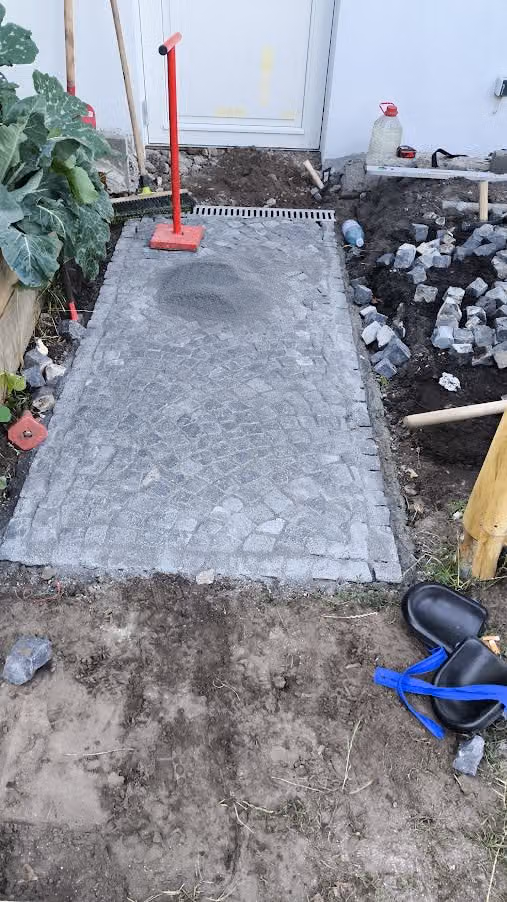 Zuwegung aus Granit-Mosaikpflaster zum Hauseingang kurz vor dem Abrütteln