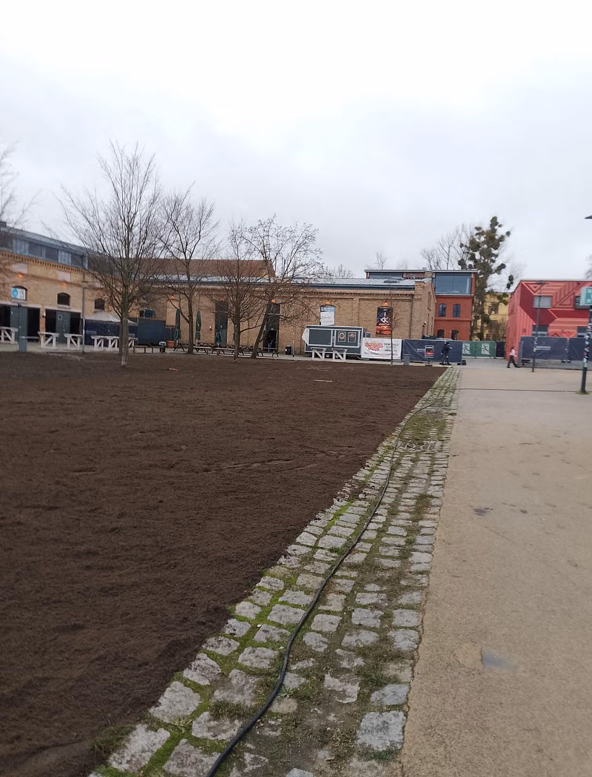 Eingebauter Oberboden auf einer großen Veranstaltungsfläche vor der Ansaat