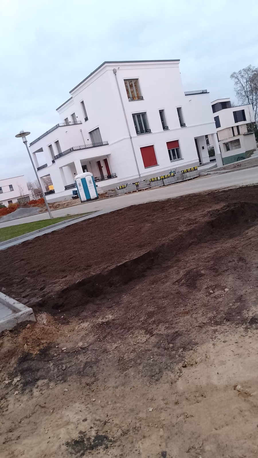 Modellierter Oberboden auf einer Außenanlage im Neubaugebiet vor der Ansaat