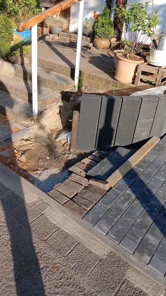 Palisadenreihe schließt an die vorhandene Klinkertreppe an, Fugenbereich noch offen