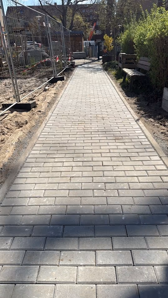 Fertige Zufahrt aus Betonpflaster im Läuferverband mit beidseitiger Randeinfassung