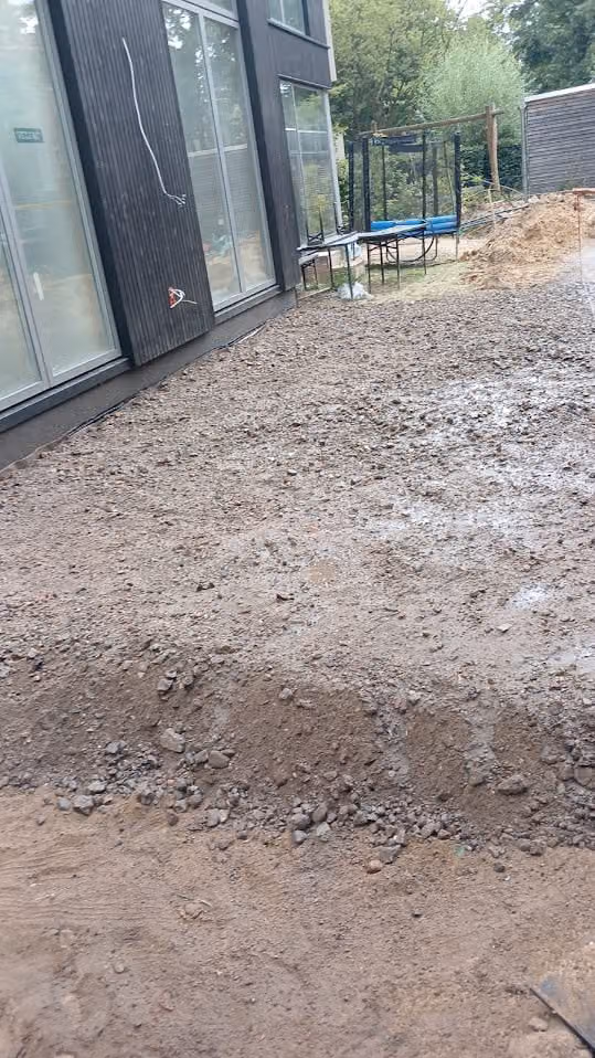 Vorbereitetes Planum im Hausgarten kurz vor dem Aufbau der Rasenfläche