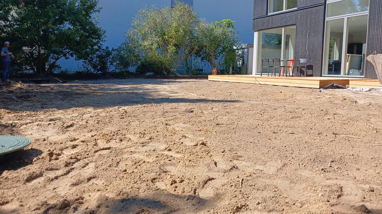 Abgezogenes Sandplanum im Hausgarten vor dem Verlegen des Rollrasens