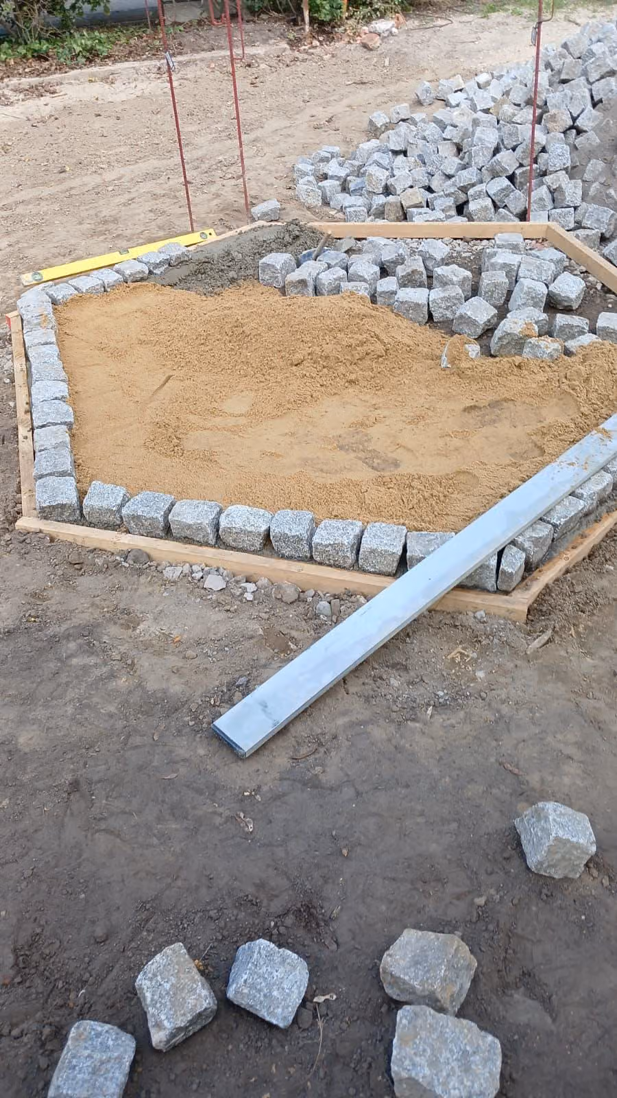 Stellplatz aus Natursteinpflaster für das Gartenhaus, Sandbett eingebaut