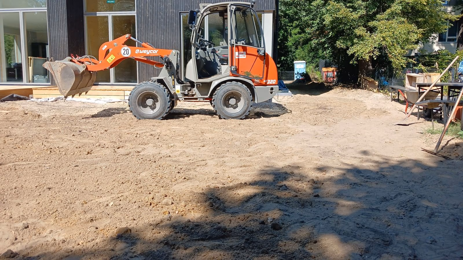 Radlader bei Erdarbeiten in einem Hausgarten