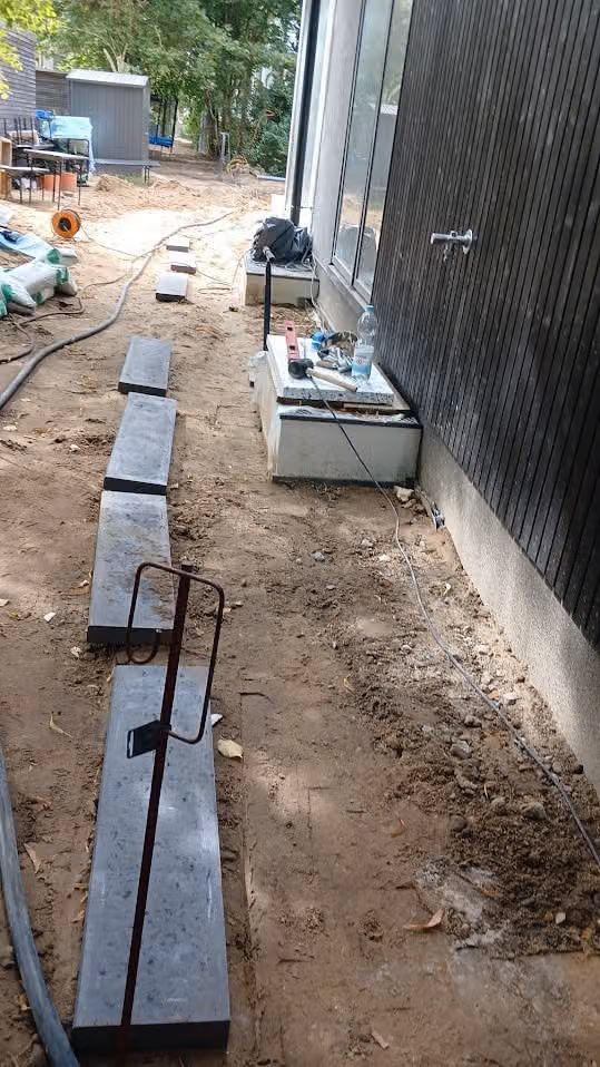Metall-Randprofile auf der Baustelle gelagert, bevor sie gesetzt werden