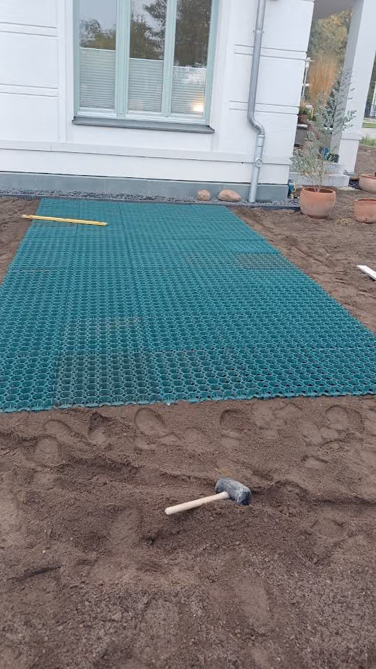 Verlegte grüne Rasengitterplatten als befahrbarer Stellplatz auf dem Sandplanum