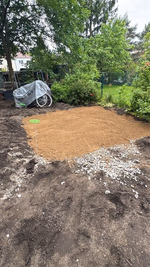 Angelegte Musterfläche der wassergebundenen Wegedecke im Garten