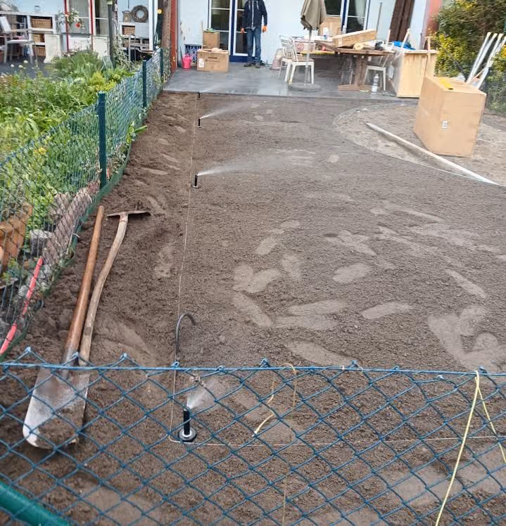 Frisch montierte Bewässerungsanlage im Reihenhausgarten, Planum abgezogen