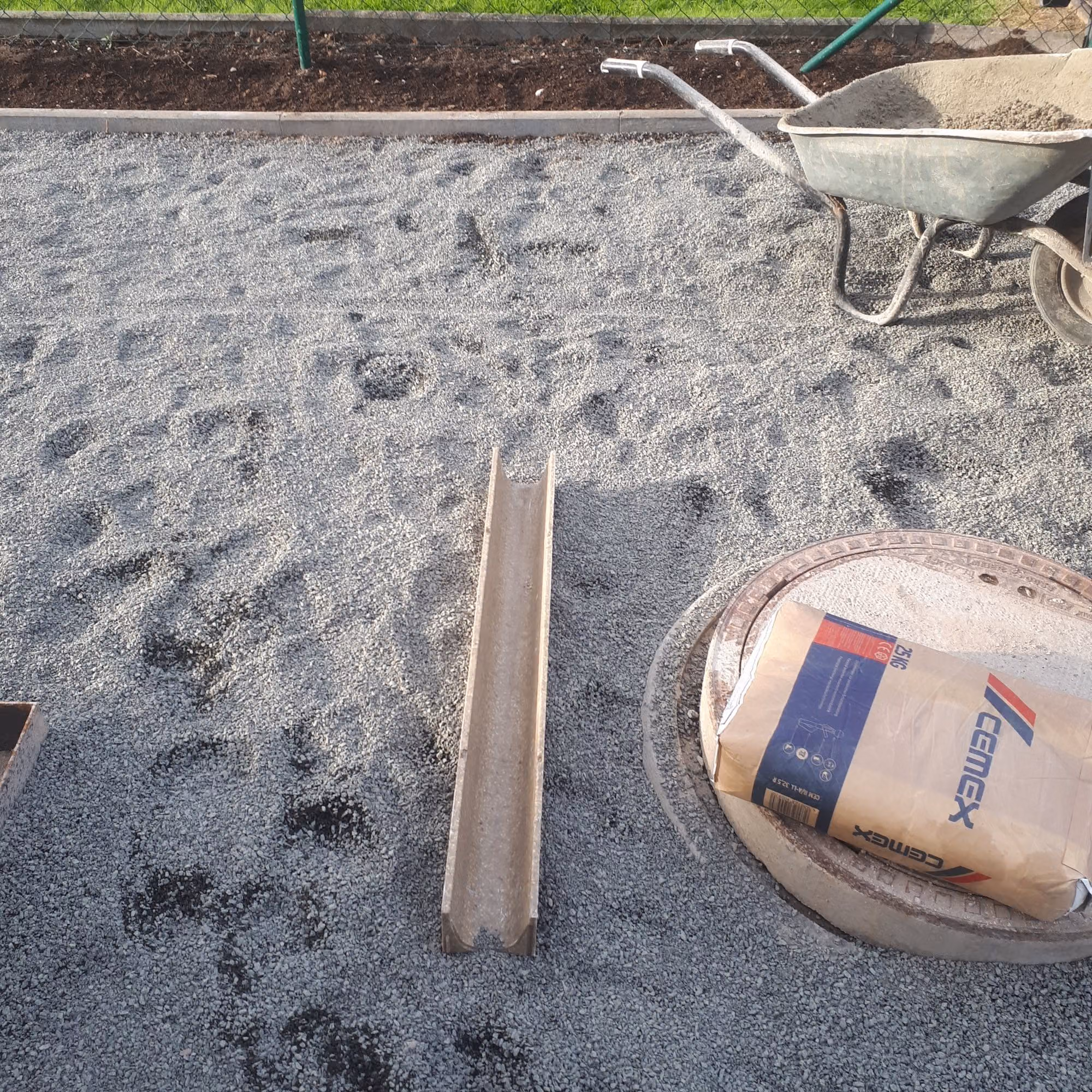 Splittbett rund um einen eingebauten Schachtdeckel vor dem Abziehen