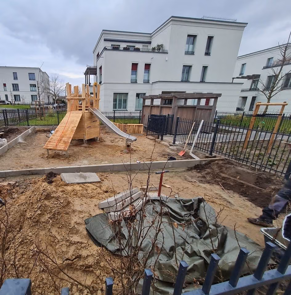 Spielplatz im Bau: Spielturm gestellt, Einfassung gesetzt, Fallschutz noch offen
