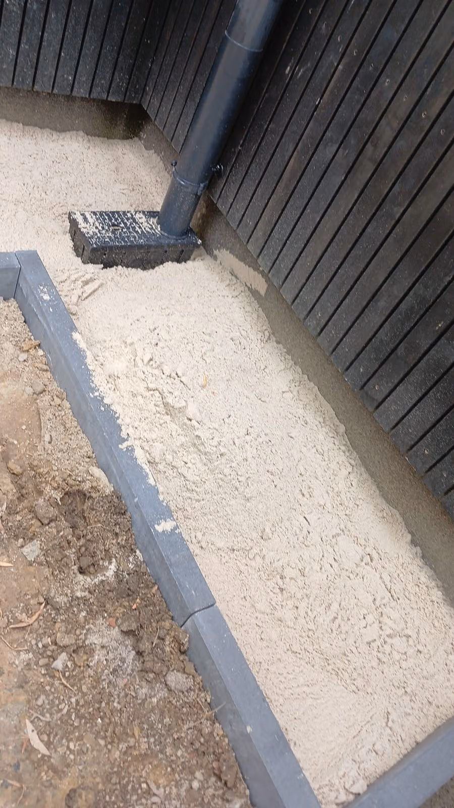 Kantenstein gesetzt und Sandbett vorbereitet, darüber kommen Vlies und Drainagekies