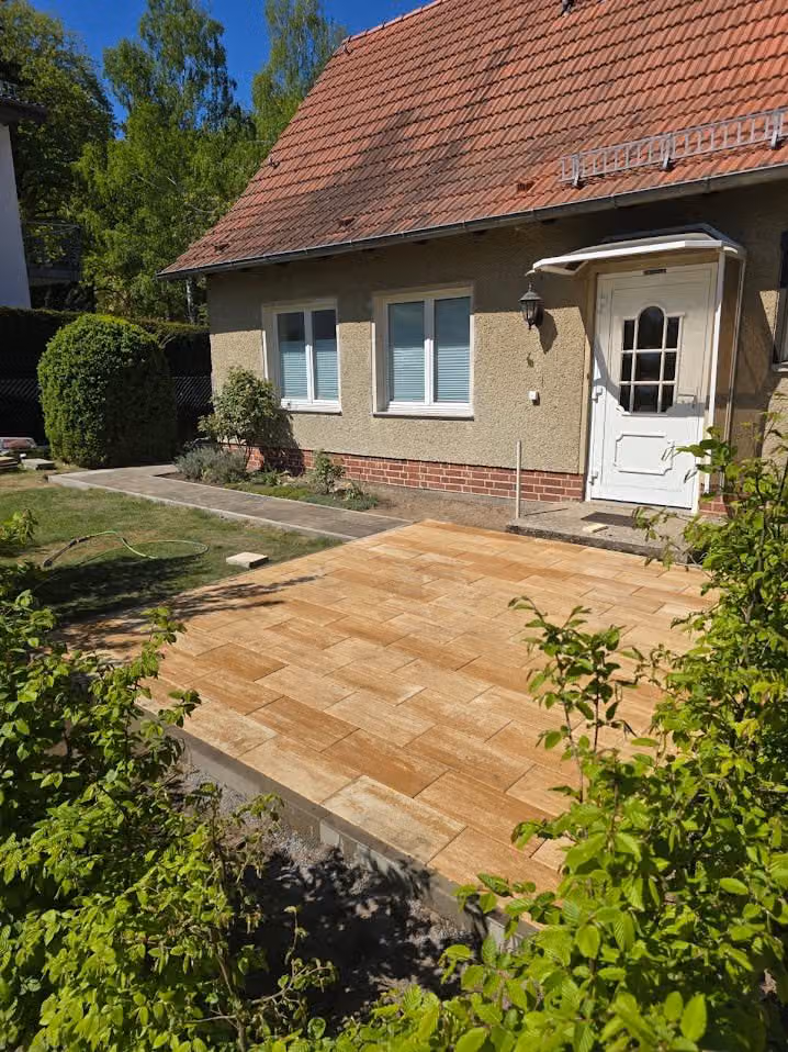 Terrasse in Sandsteinoptik am Hauseingang, Anschluss an Weg und Rasenfläche fertig