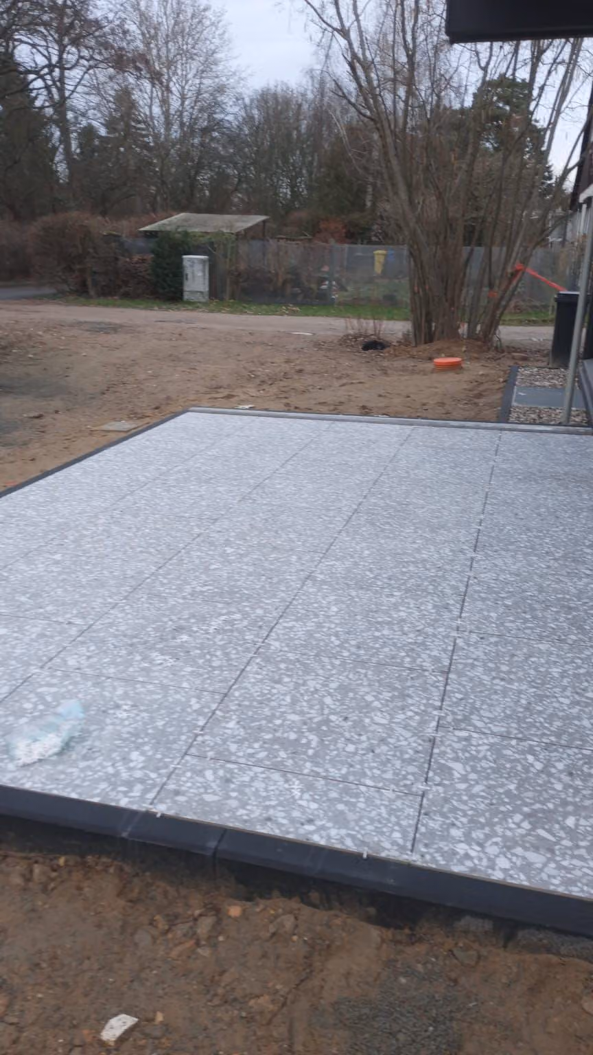 Terrazzoterrasse mit umlaufender anthrazitfarbener Randeinfassung vor der Verfüllung