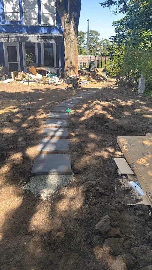 Trittplattenweg im Bau unter altem Baumbestand, Platten auf Höhe eingerichtet