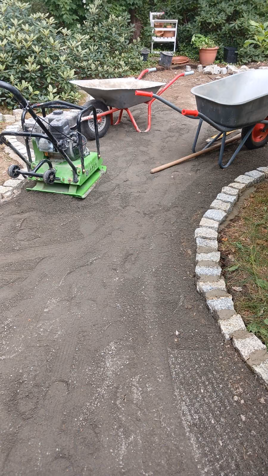 Splittbett mit Granitkante als Randeinfassung vor dem Einbau der Deckschicht