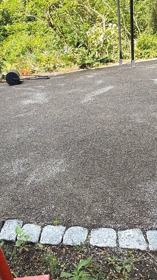 Wassergebundene Decke im Detail, sauber an die Granit-Kleinpflasterkante angearbeitet
