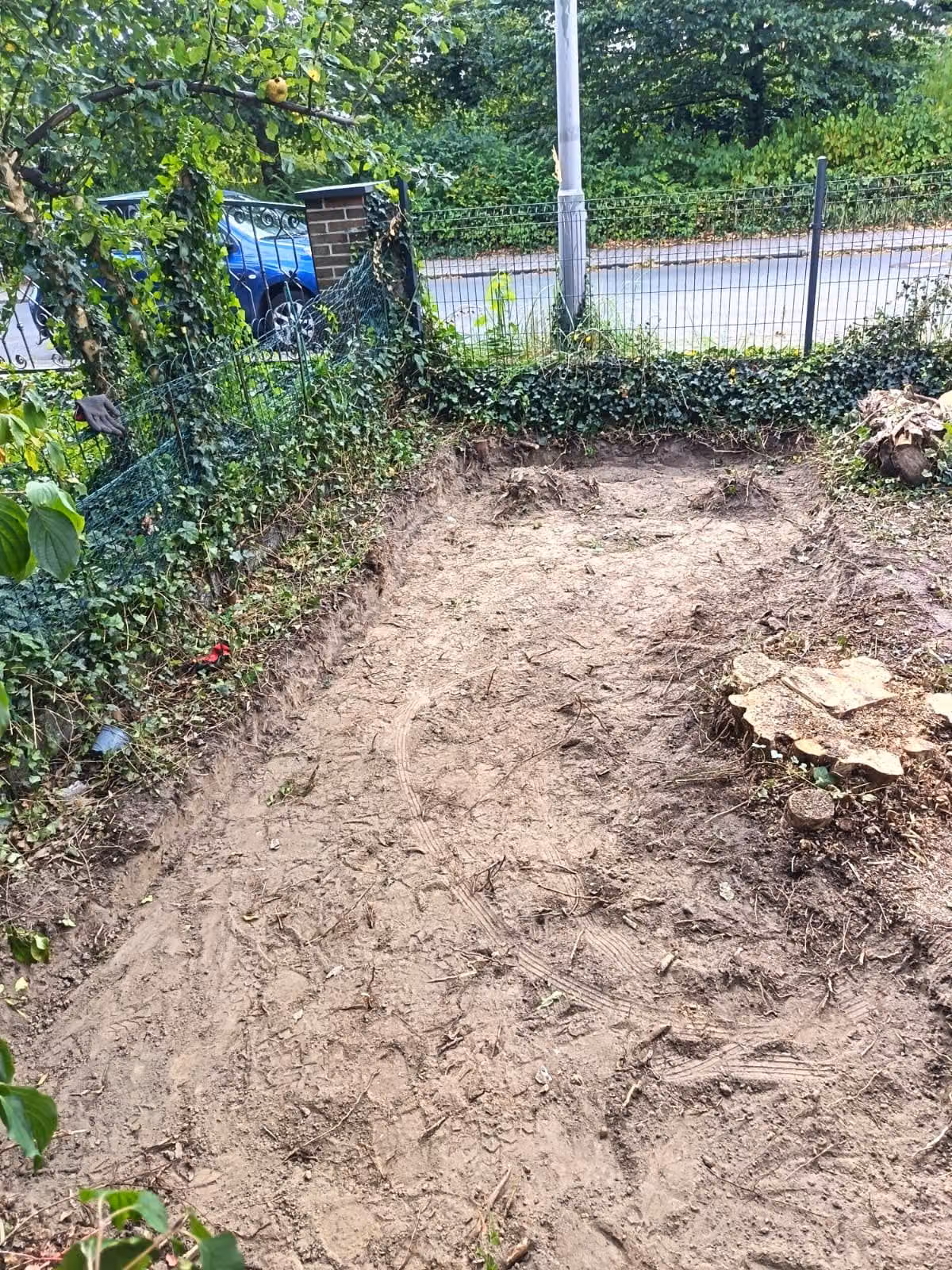 Ausgehobenes Planum des künftigen Gartenwegs vor dem Einbau der Tragschicht
