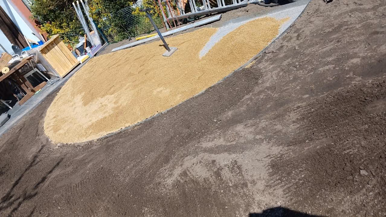Ovaler Sitzplatz aus wassergebundener Wegedecke, Deckschicht frisch eingebaut